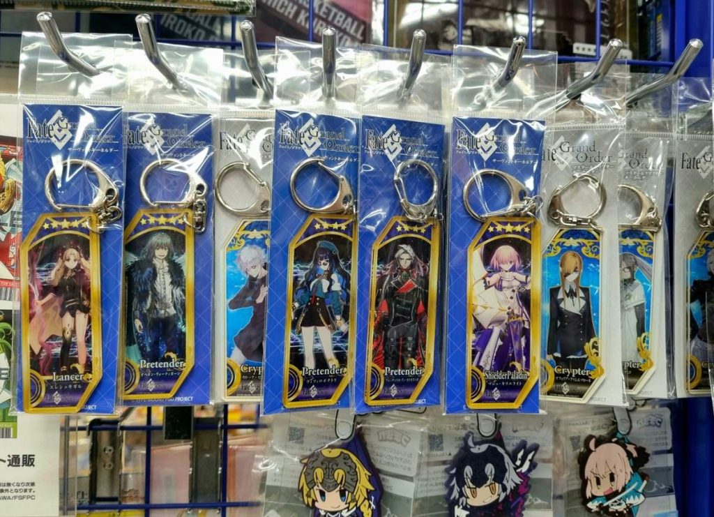 Portachiavi in acrilico per anime, venduti come articoli per personaggi nei negozi di anime giapponesi.