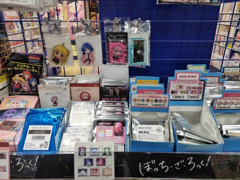 Distintivi di scambio di anime a caso e spille da collezione vendute nei negozi di anime giapponesi.