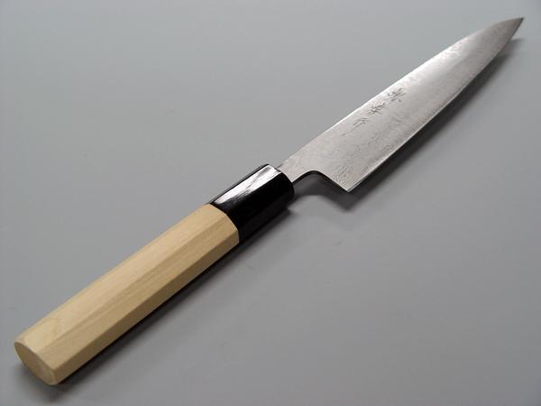 Petty (ぺティ) knife, a small knife with a short blade, equivalent to a paring knife