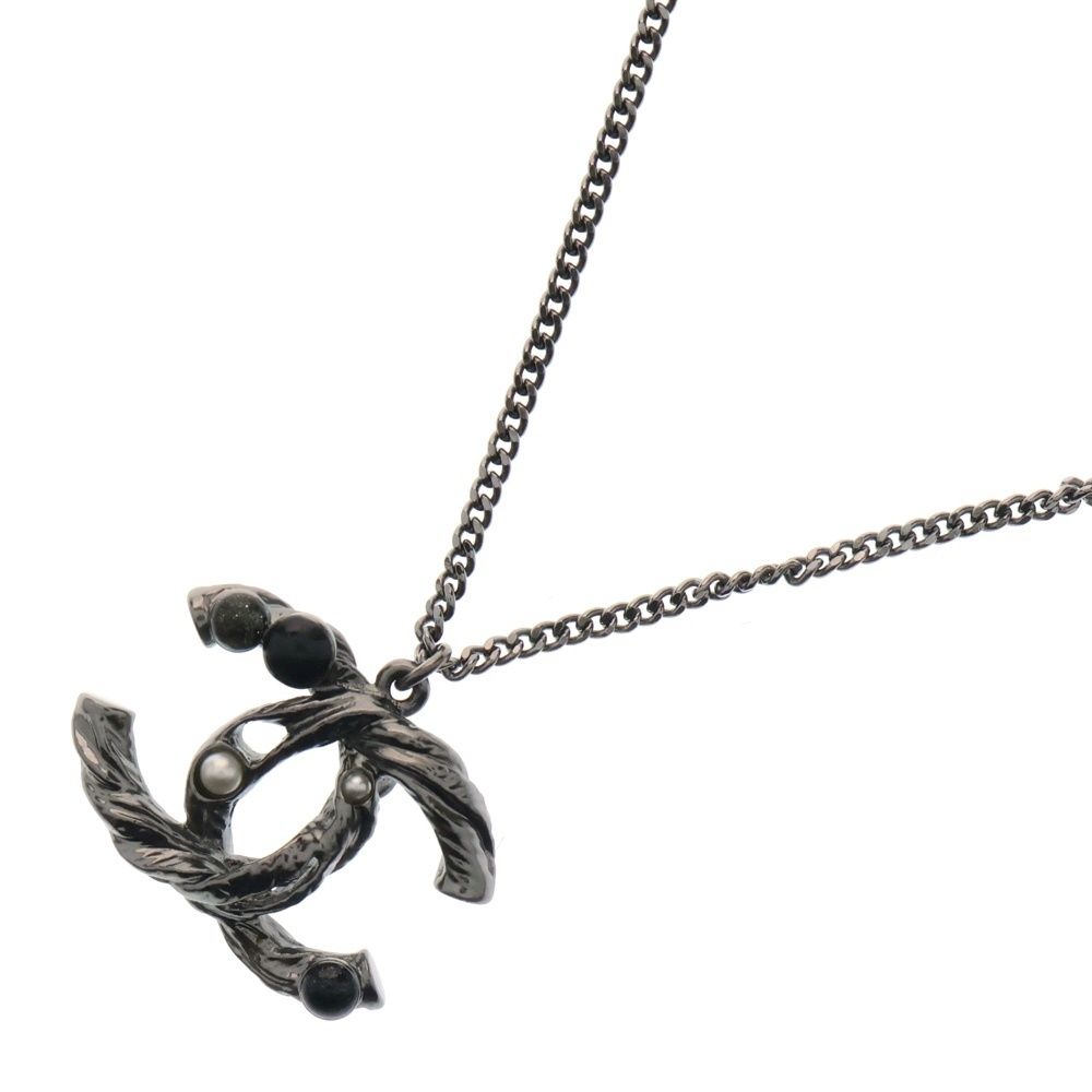 CHANEL (シャネル) Faux Pearl & Resin CC Pendant Necklace A11 A CCロゴ パール付き ペンダント ネックレス ブラック