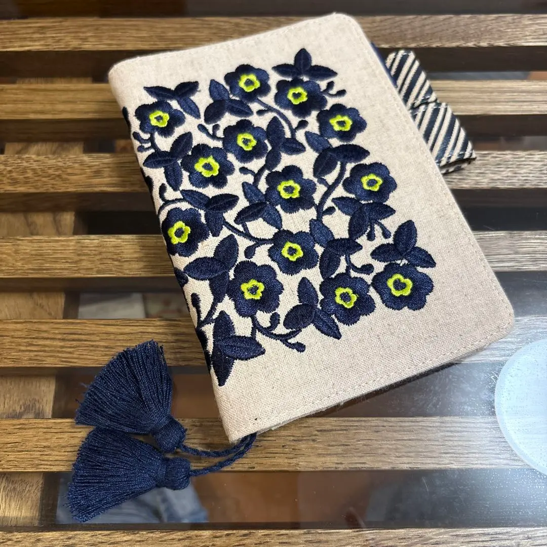 ほぼ日手帳カバー【ウクライナの花】 刺繍 花柄 ベージュ ネイビー