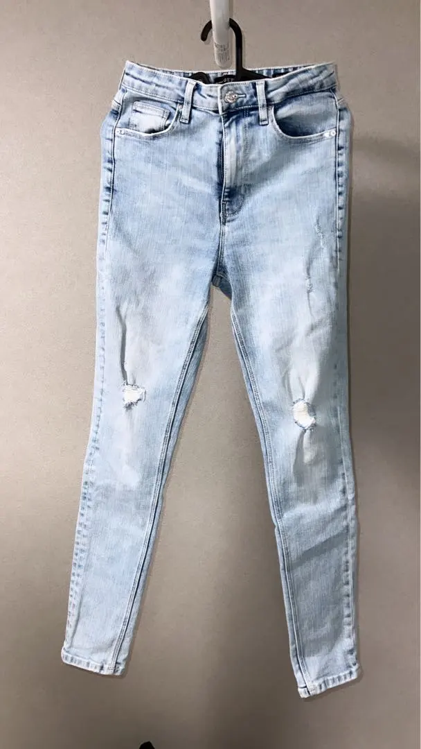 GUESS ダメージ加工 ライトブルー デニムパンツ