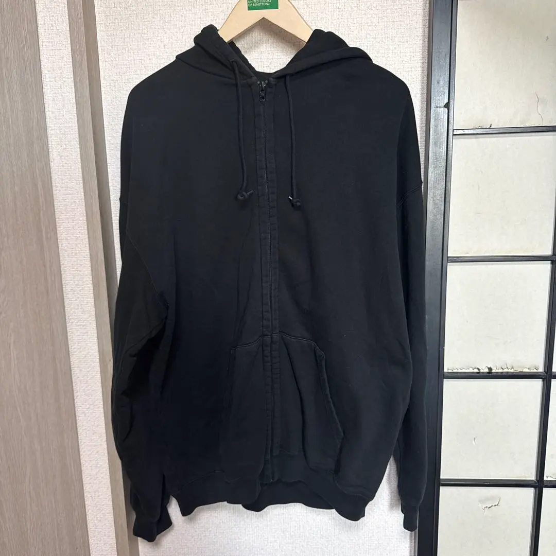 バレンシアガ　バラプリントの黒パーカー