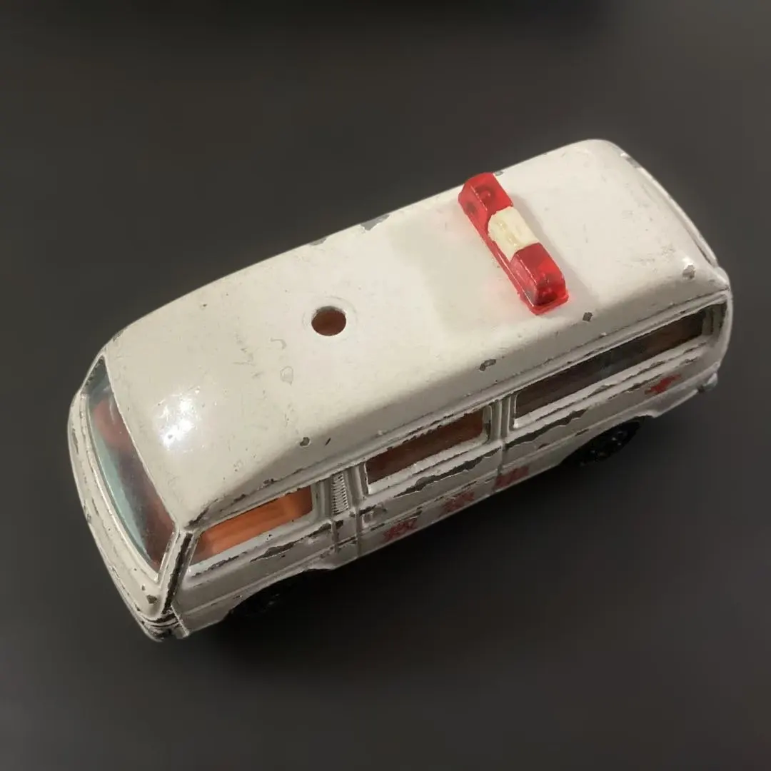 トミカ 　ニッサン キャラバン　救急車　日本製　パトランプ欠品