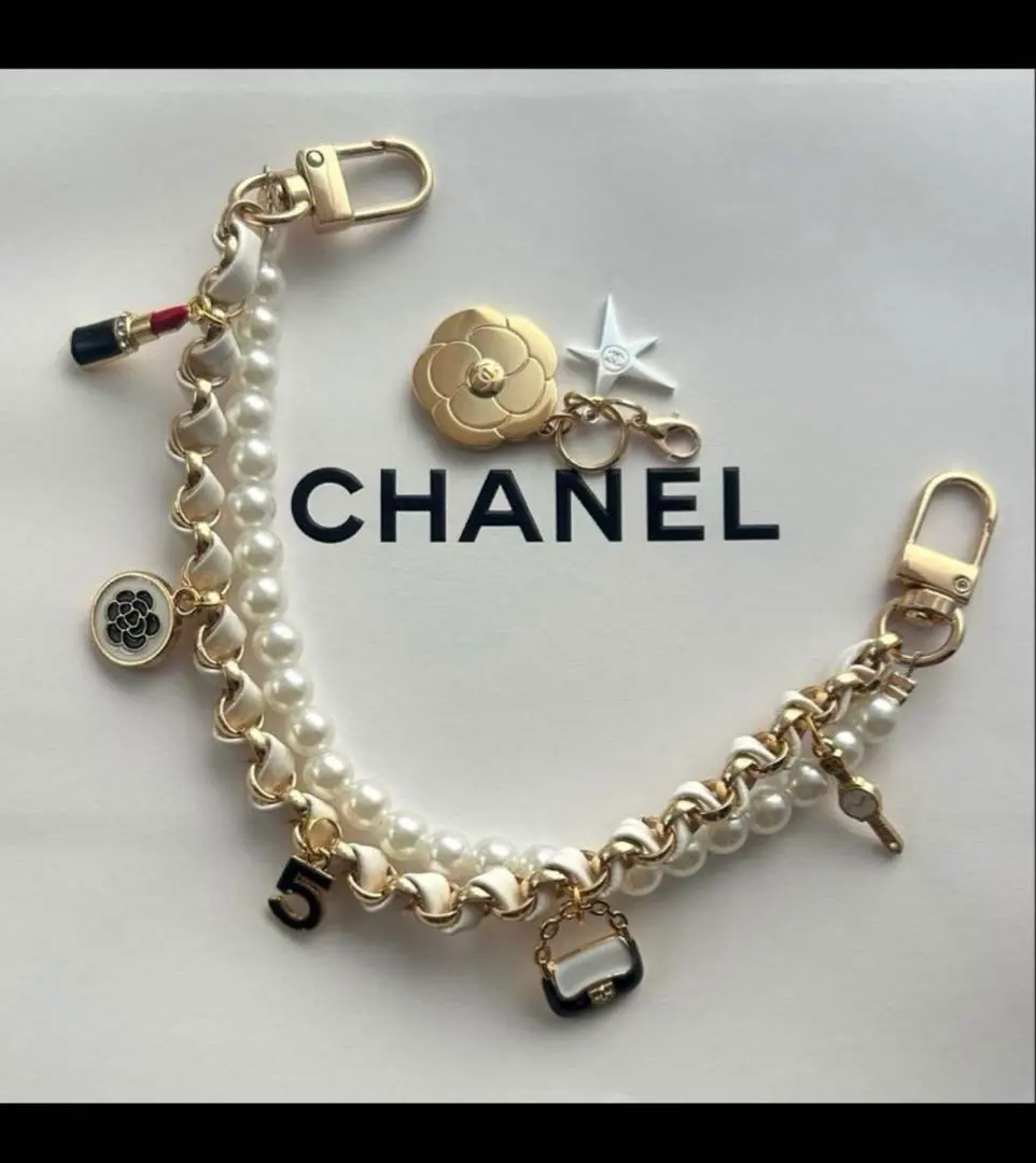 CHANEL　2025年ホリデーチャーム　　　　スマホホルダー