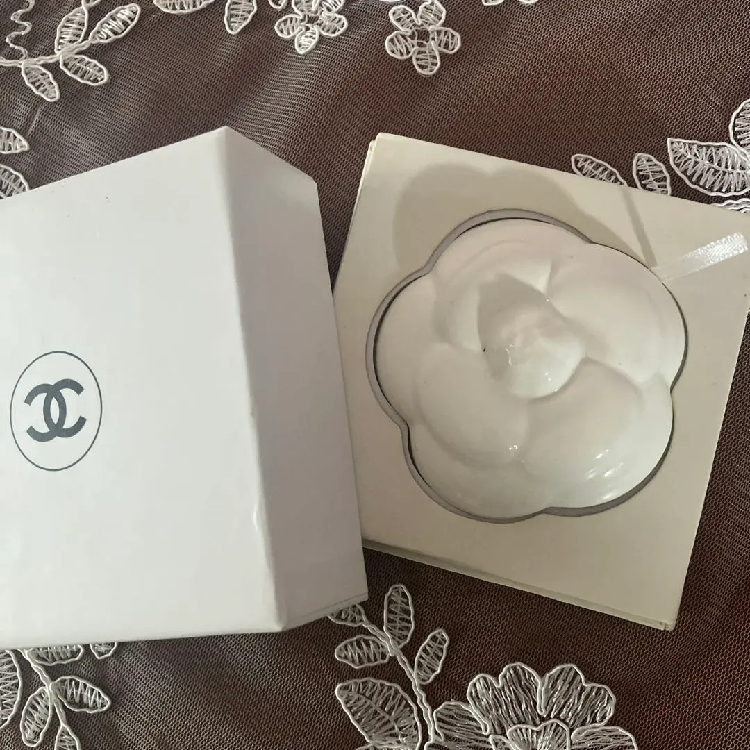 CHANEL 陶器製カメリア