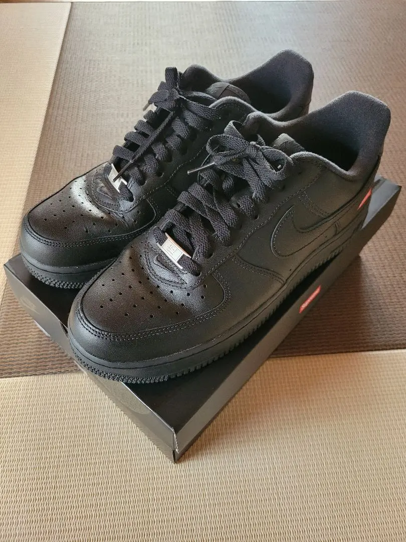 Nike Air Force 1 Supreme ブラック