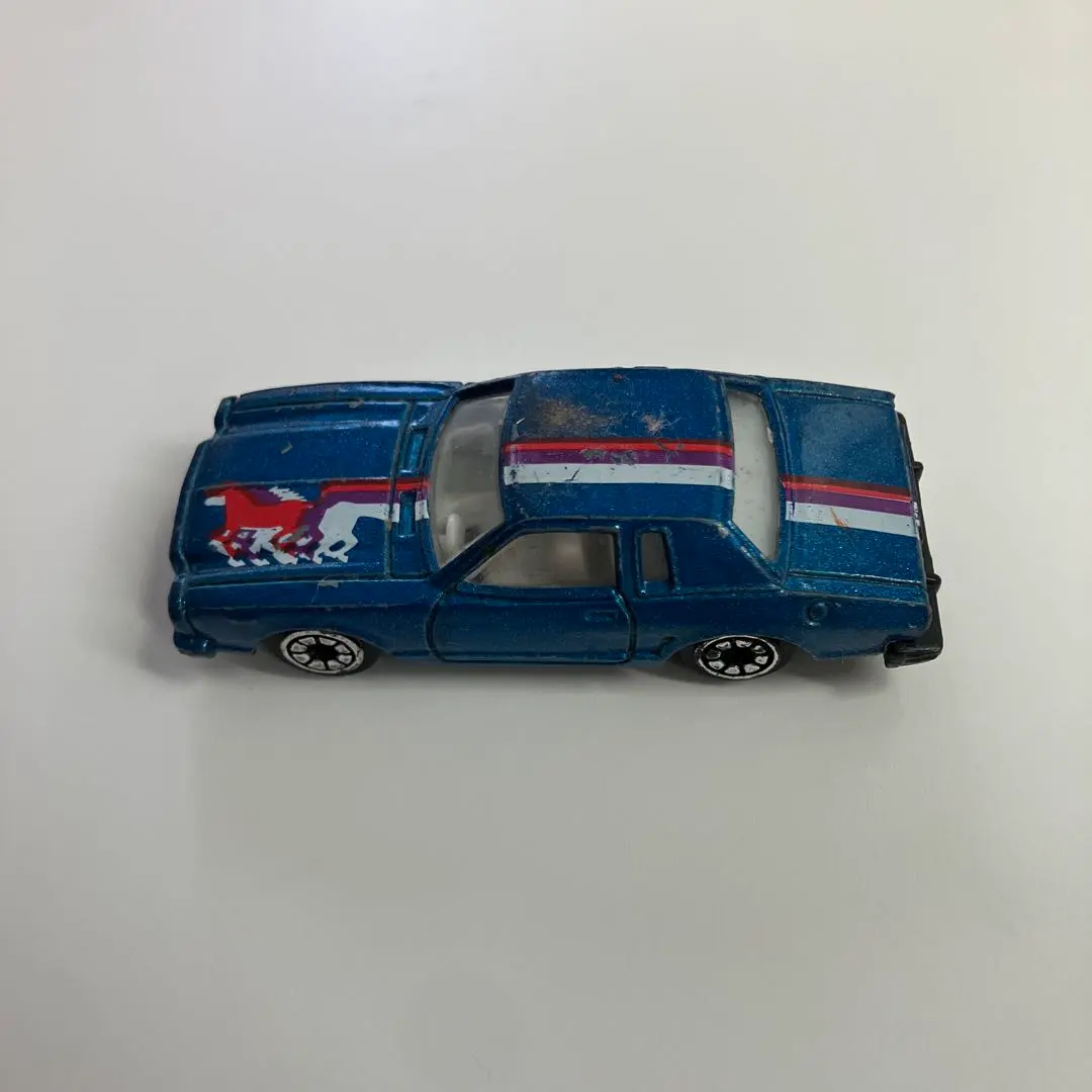 青いストライプの馬デザインミニカー