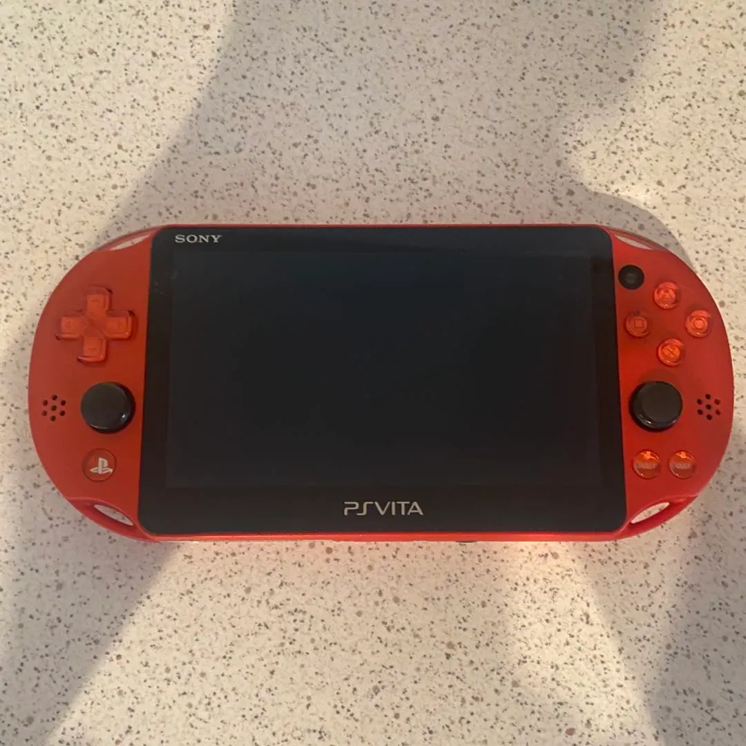 PlayStation vita 2000 メタリック・レッド
