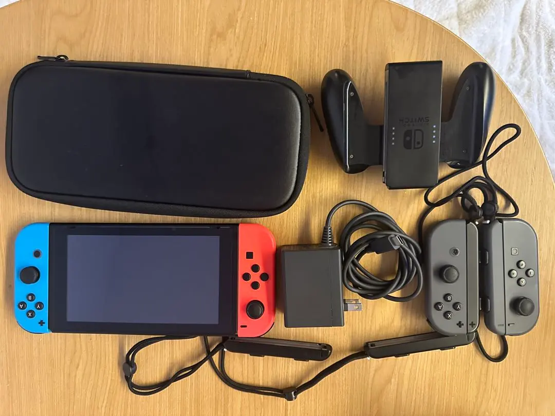Nintendo Switch 本体、Joy-Con x 4