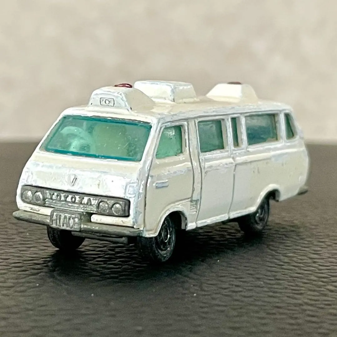 欠損ジャンク　剥げ補修あり　日本製トミカ　トヨタハイエースコミューター　救急車
