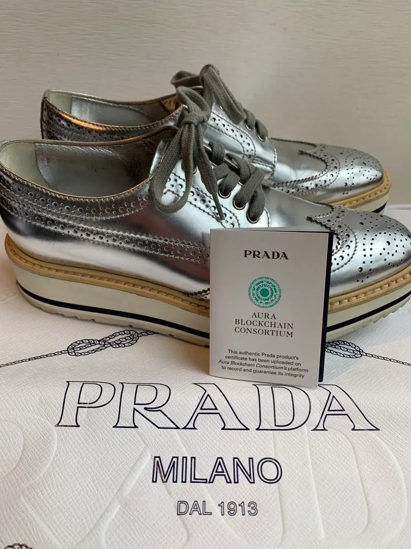 【美品】PRADAメダリオン　メタリックウィングチップシューズ 23cm