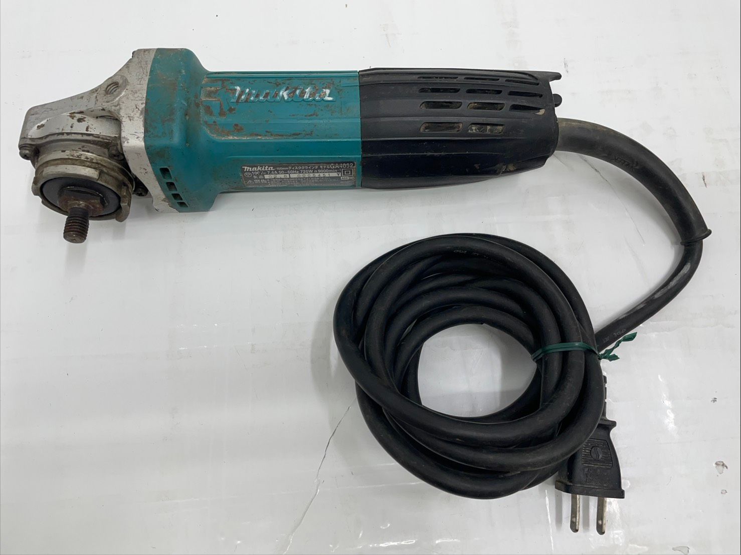 送料無料h16747 makita マキタ GA4032 100mm ディスクグラインダ 100V 720W 低速高トルク型 本体のみ 工具 電動工具 大工道具DIY