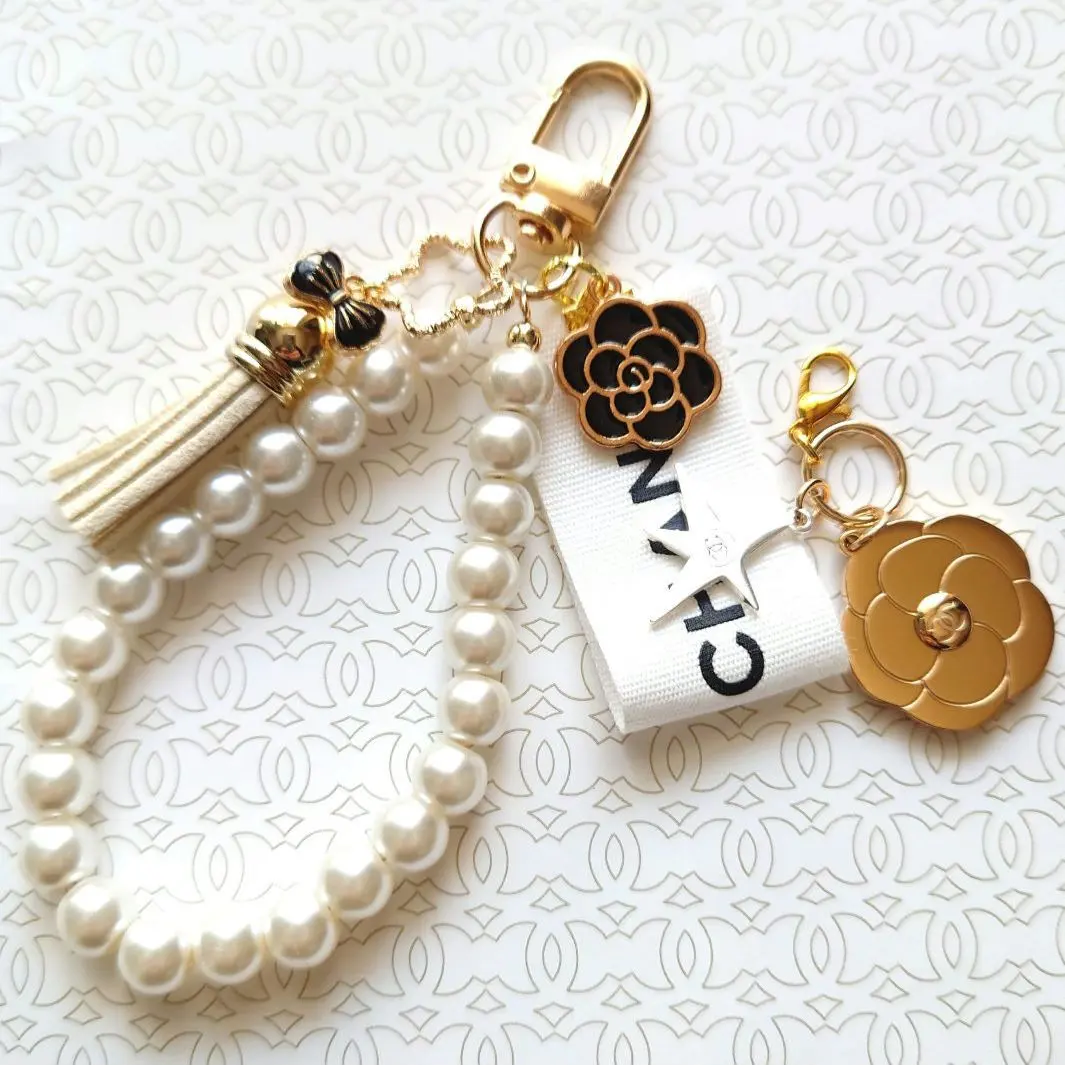 CHANEL　ホリデーチャーム　カメリア　と　パールストラップ