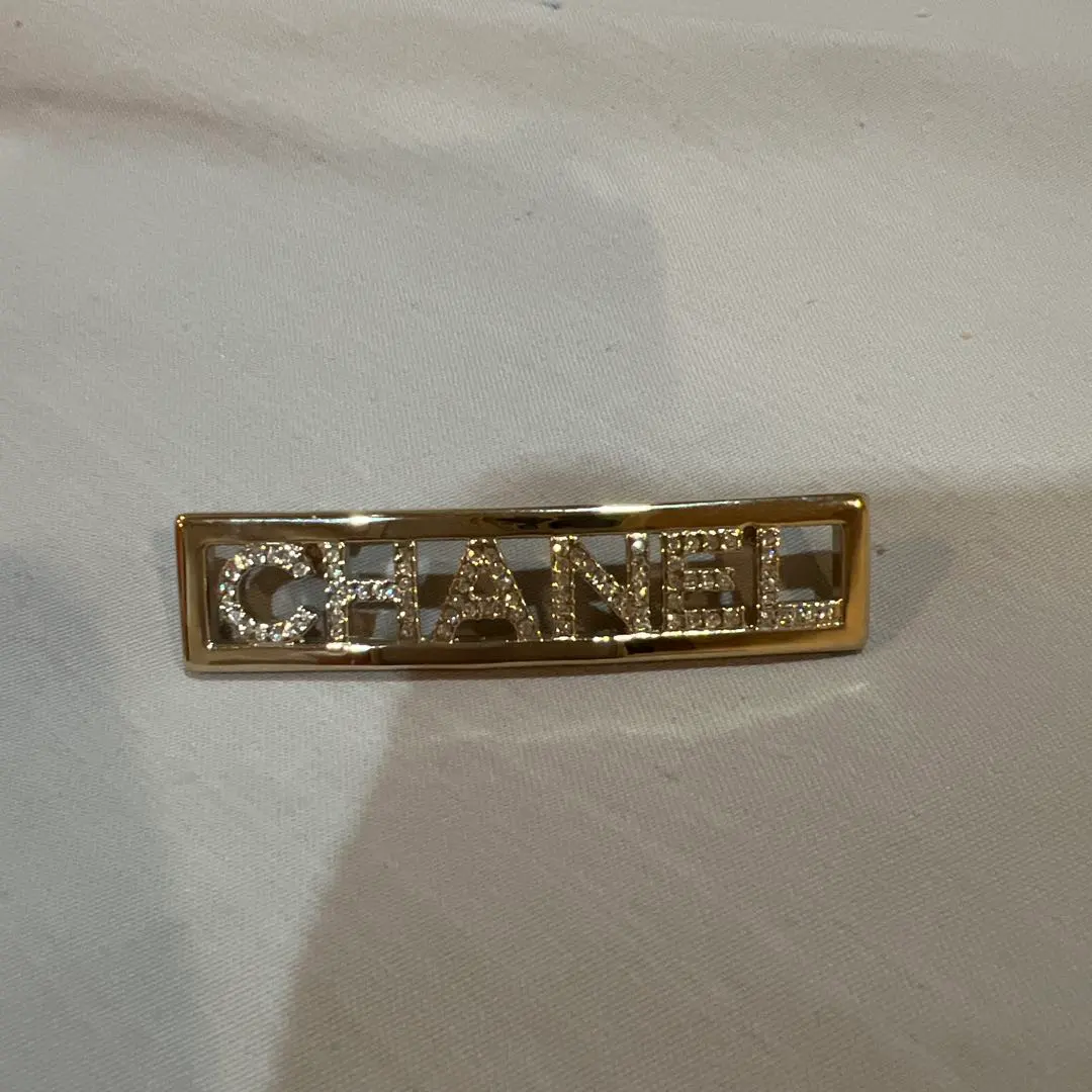 CHANEL ロゴブローチ クリスタル付き