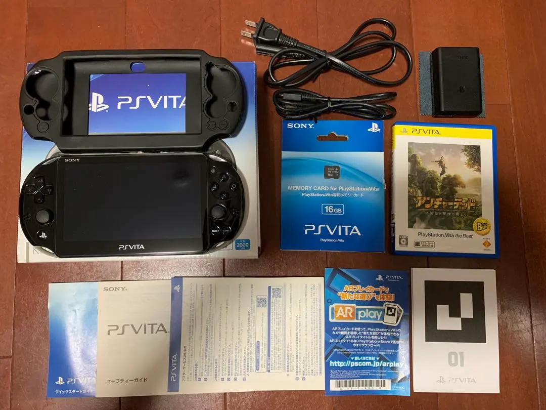 PlayStation Vita PCH-2000と専用メモリカード付き