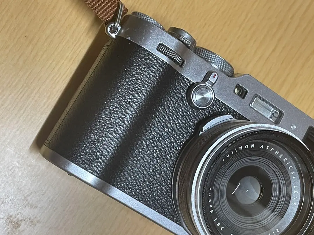 ★FUJIFILM X100F シャッター回数8847枚★デジタルカメラ★