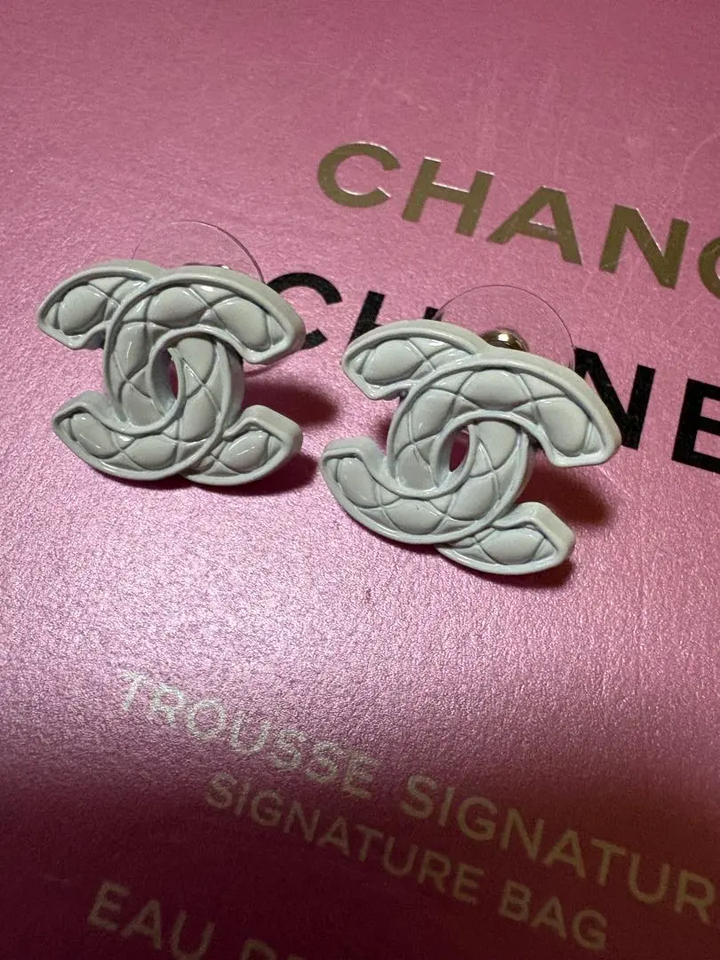 CHANEL ホワイト ロゴスタッドピアス