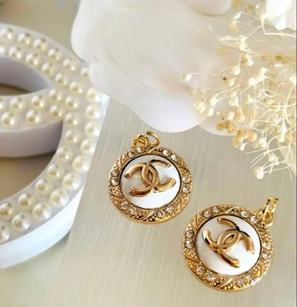 ホワイト　VINTEGE Chanel ボタンチャーム　２個　ラスト