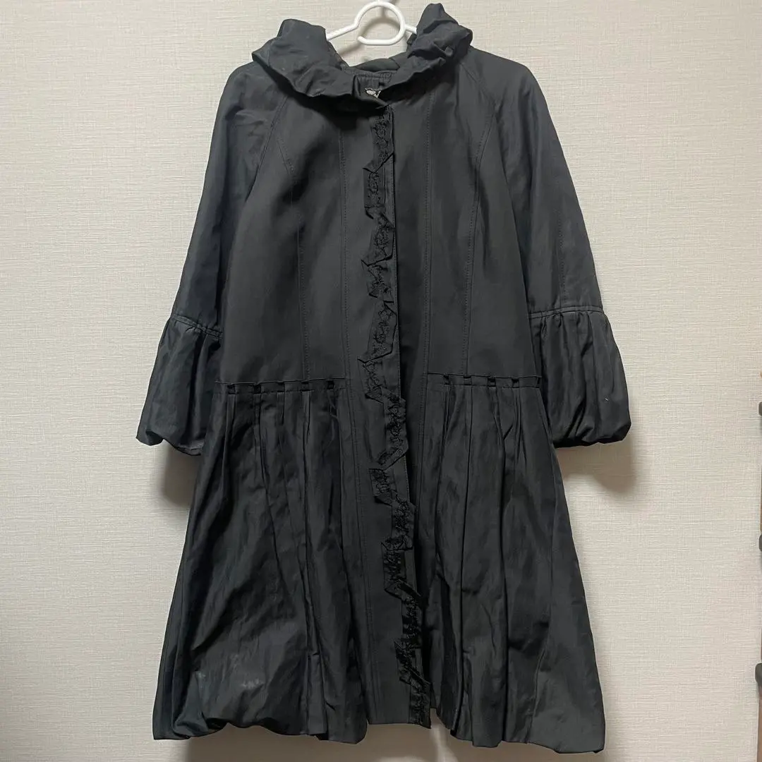 23 ROSSA ロッサ フリル付き黒 ロングコート