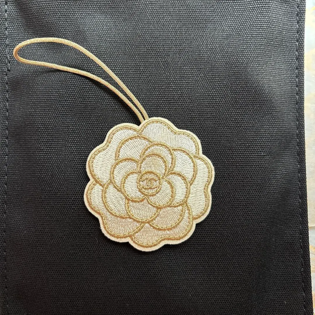 新品　Chanel カメリア刺繍 チャーム ストラップ付き　シャネル　ノベルティ