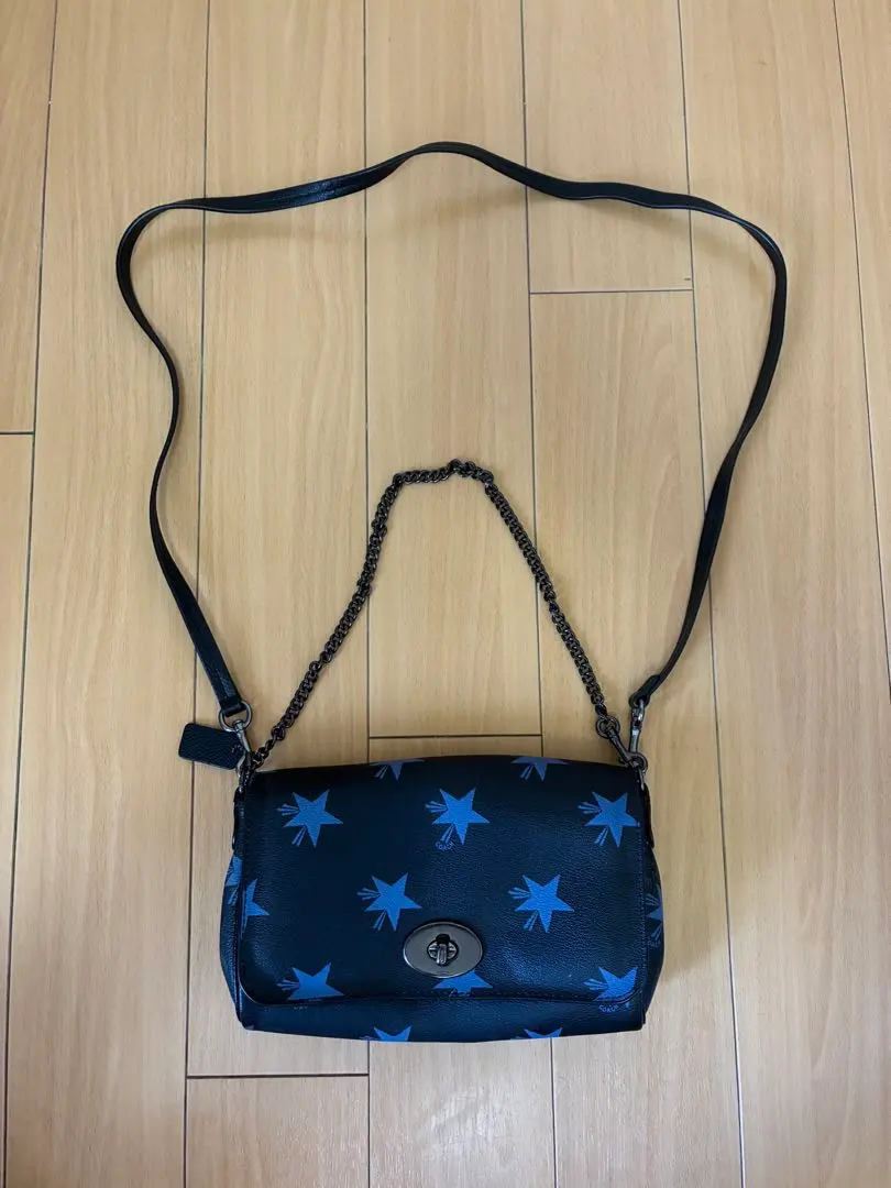 【中古】COACH ブラックレザー ショルダーウォレット　星柄