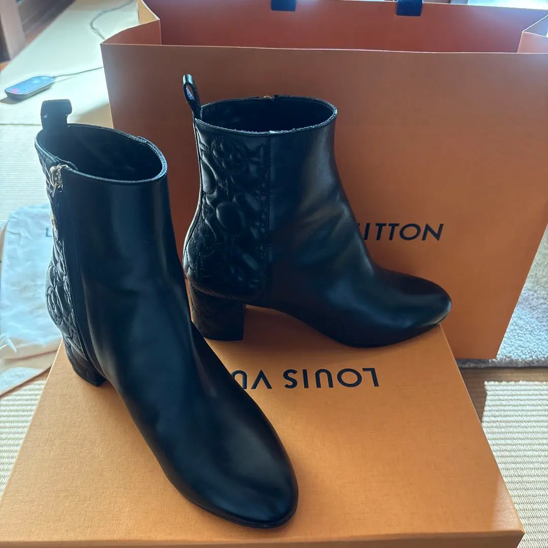 Louis Vuitton ブラックレザー アンクルブーツ