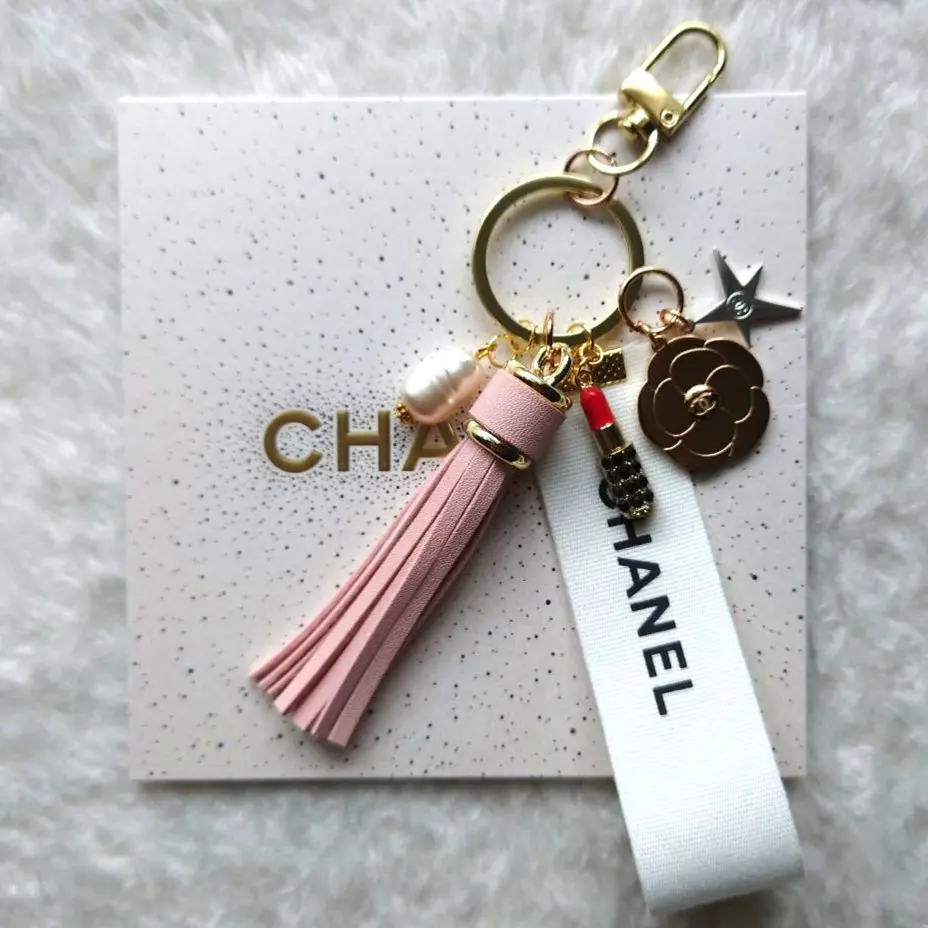 シャネル　ホリデーチャーム　カメリア　とピンクタッセルキーホルダー