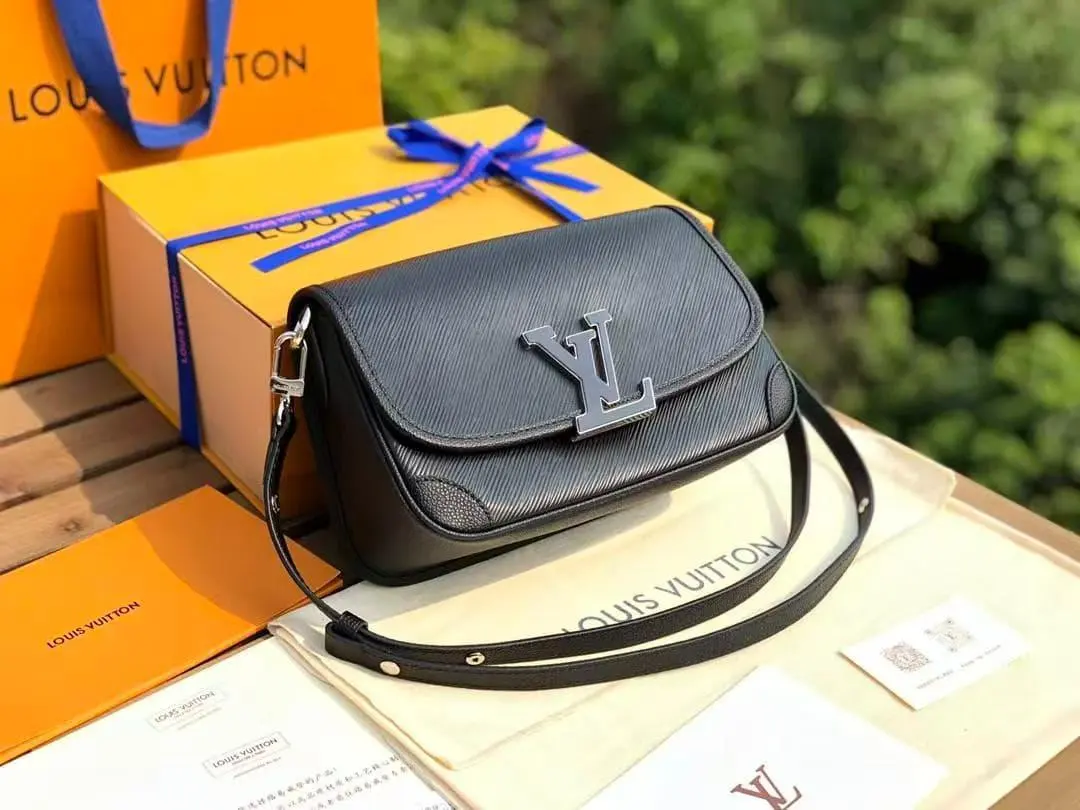 LOUIS VUITTON ブラックショルダーバッグ