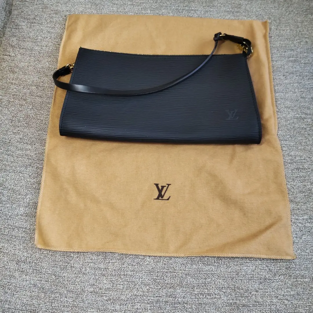 Louis Vuitton エピ ブラック ポシェット