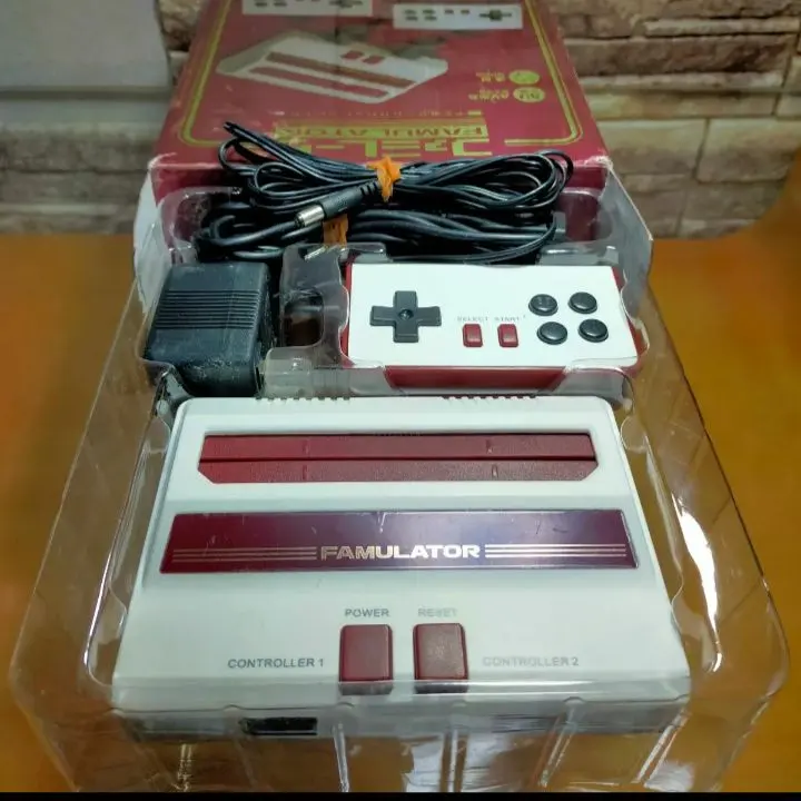 CYBER・ファミレータ ファミコン用ゲーム機本体 連射専用のボタンも搭載。