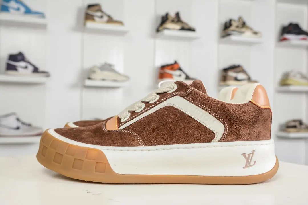 Louis Vuitton ブラウン スエード スニーカー