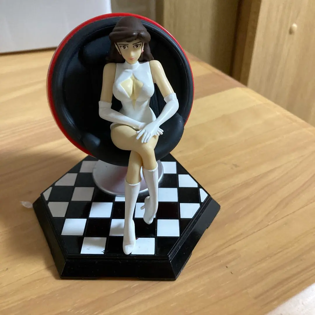 峰不二子 フィギュア 椅子付き 一品限定