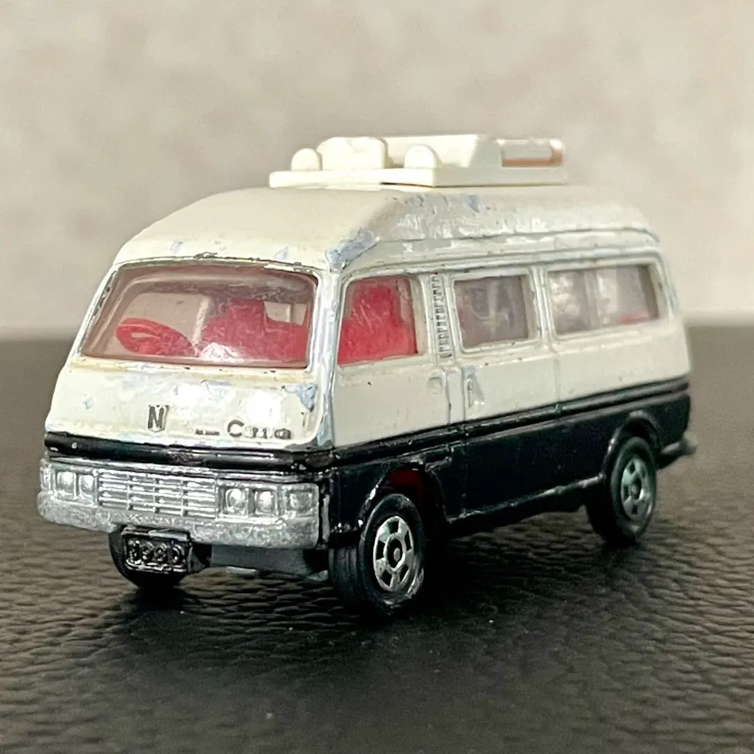 欠損ジャンク　剥げ補修あり　日本製トミカ　日産キャラバン事故処理車