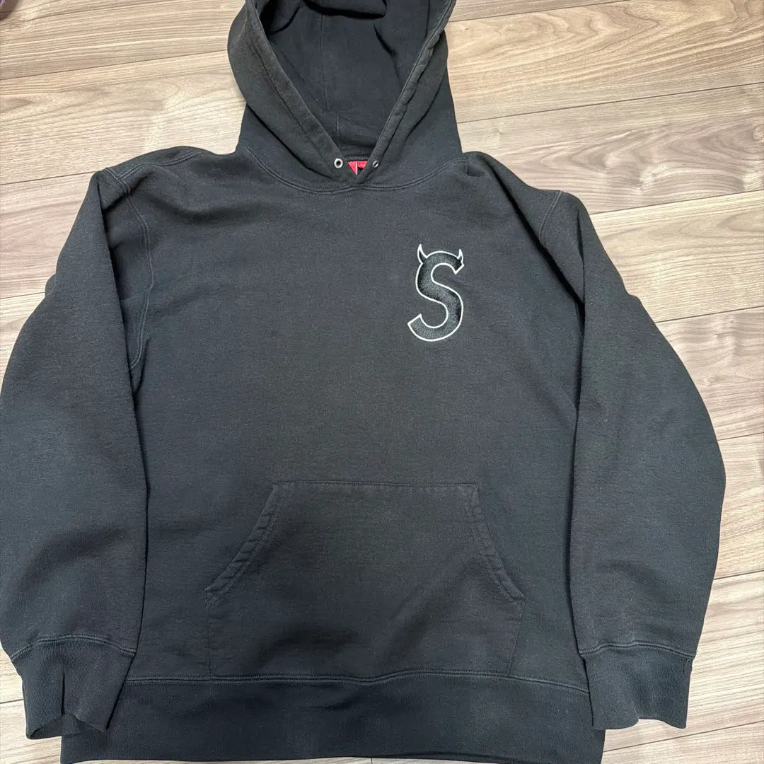 supremeSツノロゴ ブラック