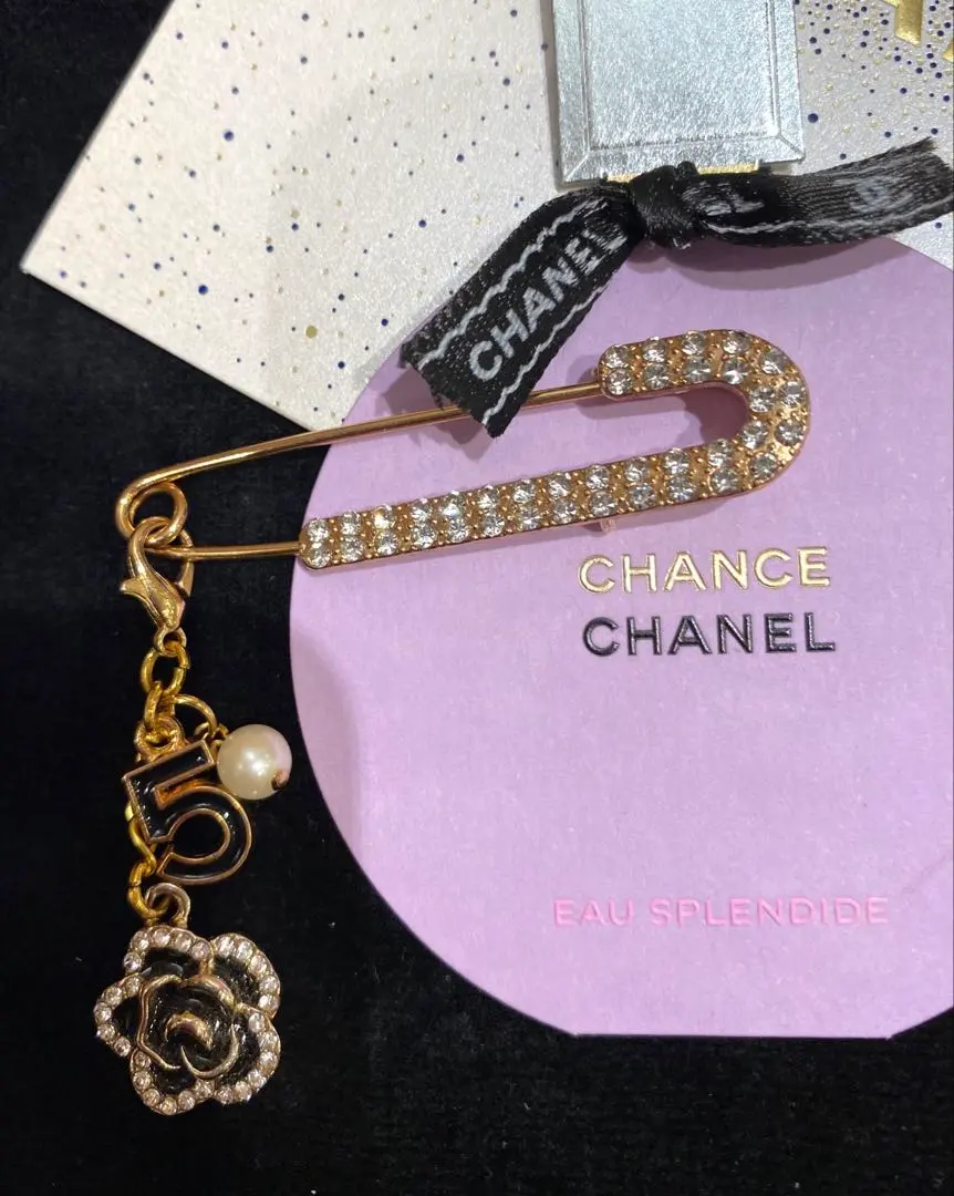 シャネル ムエット（試香紙）★ ラインストーンカメリアピンブローチ D25-k3