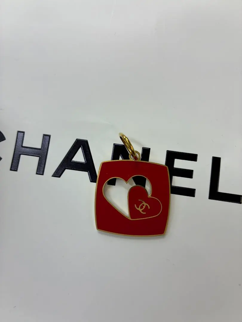 シャネル CHANEL 2026 バレンタイン レッド　限定チャーム