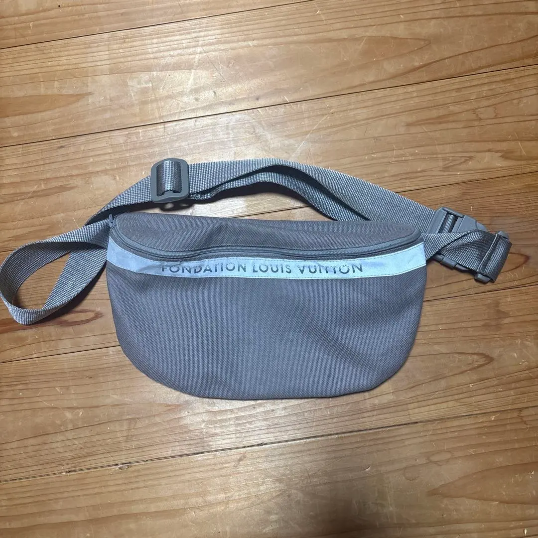 LOUIS VUITTON ボディバッグ グレー