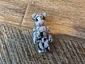 BE@RBRICK BANKSY FLOWER BOMBER BERBRICK 100()