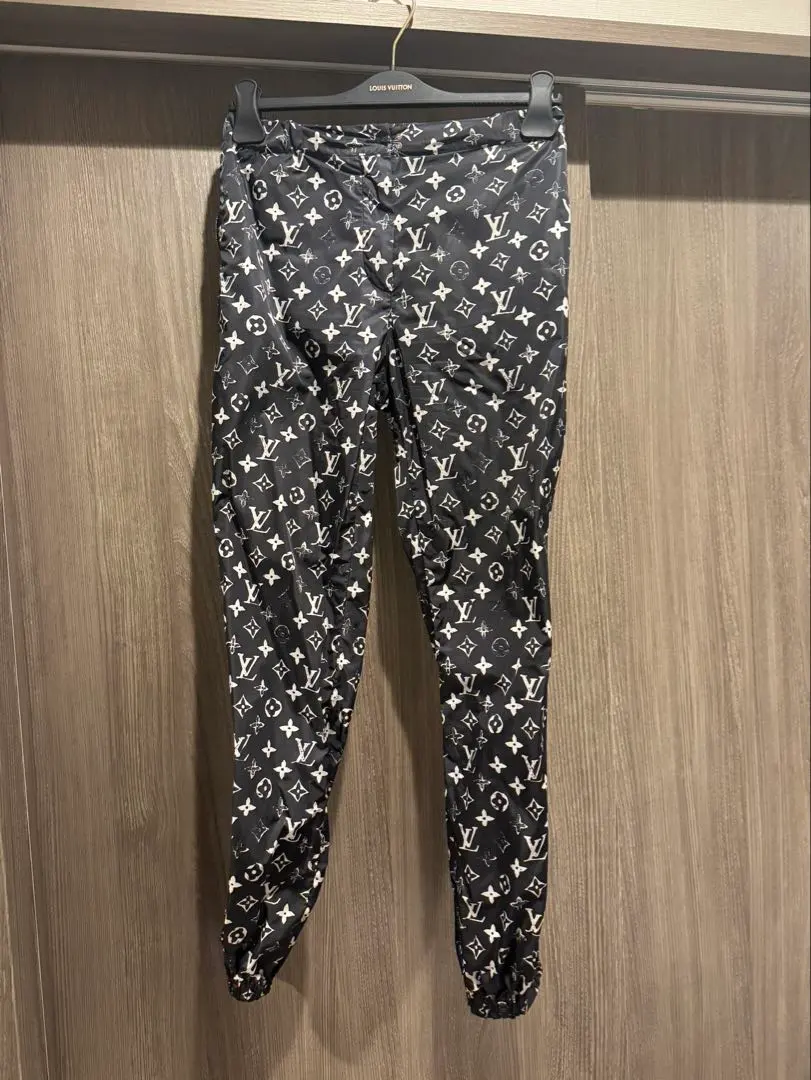 LOUIS VUITTON ステンシルエフェクトモノグラムジョギングパンツ
