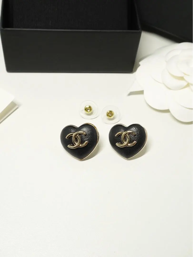 ハートモチーフ レザー ブラック シャンパンゴールド金具 CHANEL ピアス