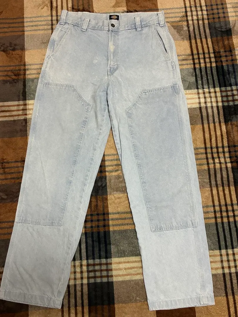 ライトブルーデニムパンツ 3枚目の写真で色が薄くなってる部分があります。